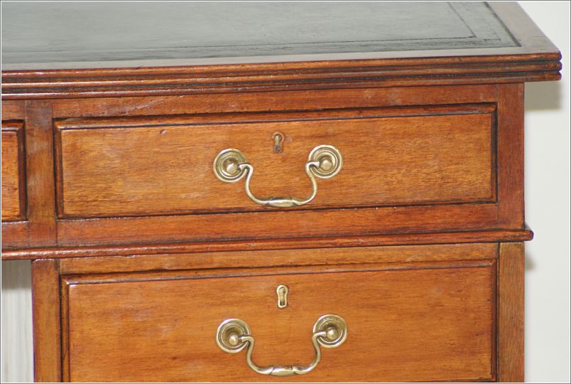 2029 Right Hand Pedestal